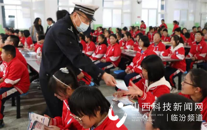 洪洞公安交警走进辖区学校开展交通安全意识强化课1