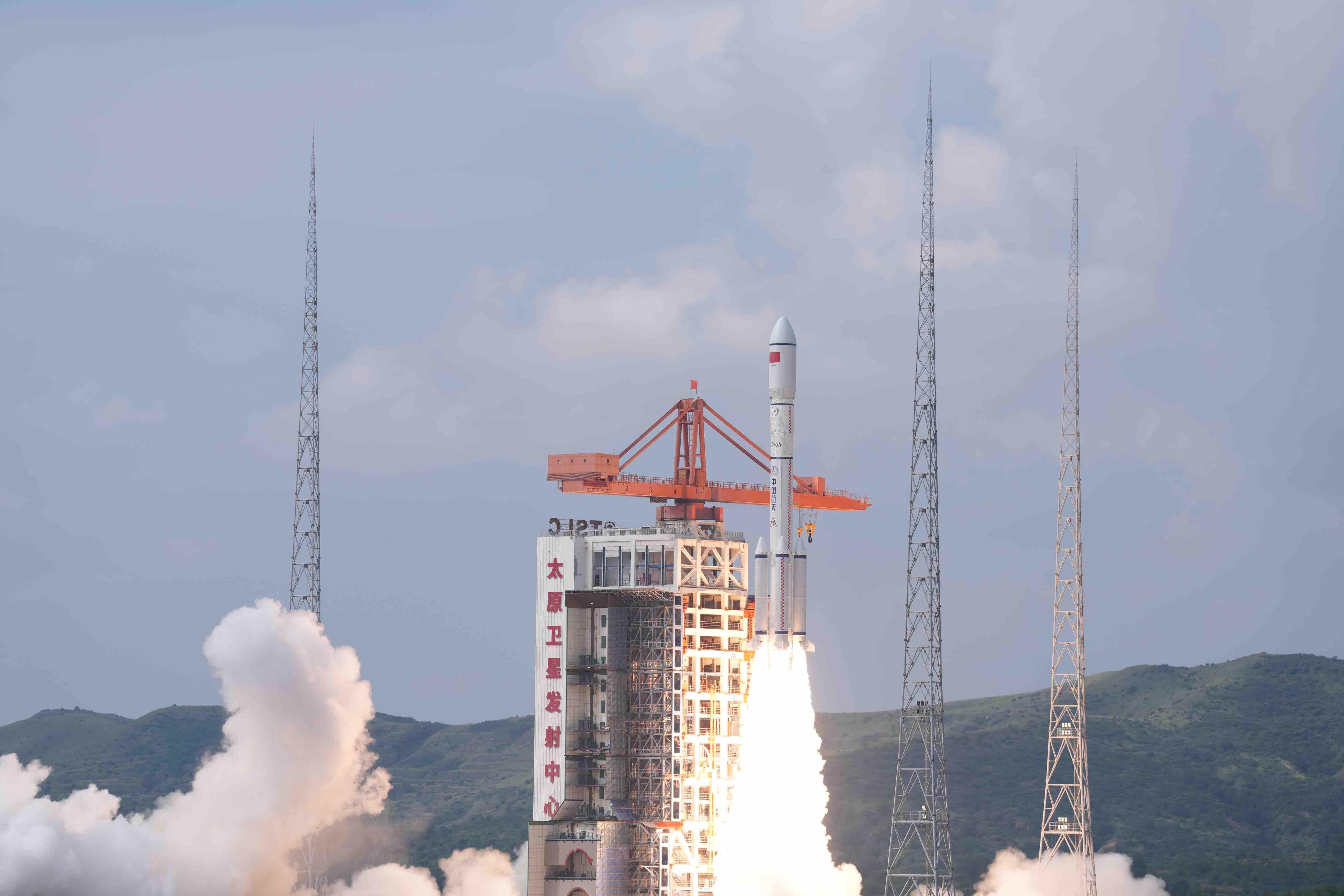 长六改火箭成功发射通信技术试验卫星二十七号A/B星