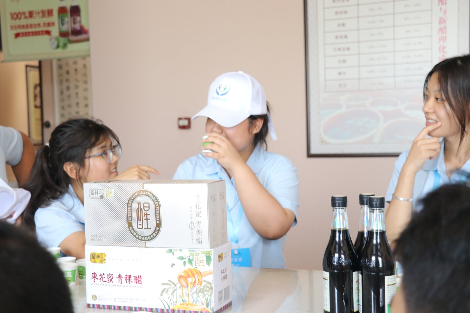 现代化醋产品展示吸引学子驻足观看